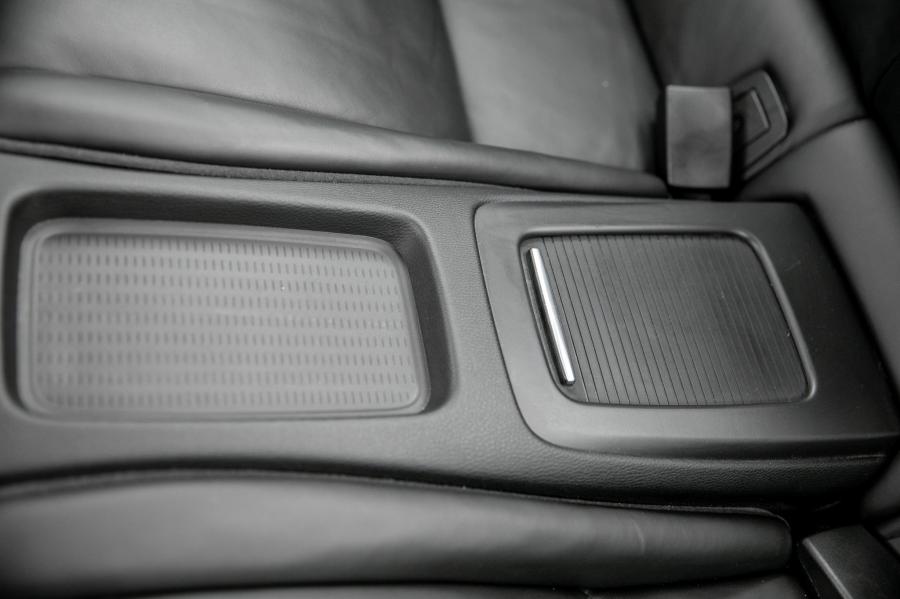 Детали интерьера BMW M3 Coupe (E93) 2011 года  (NA) (фото 64 из 80)